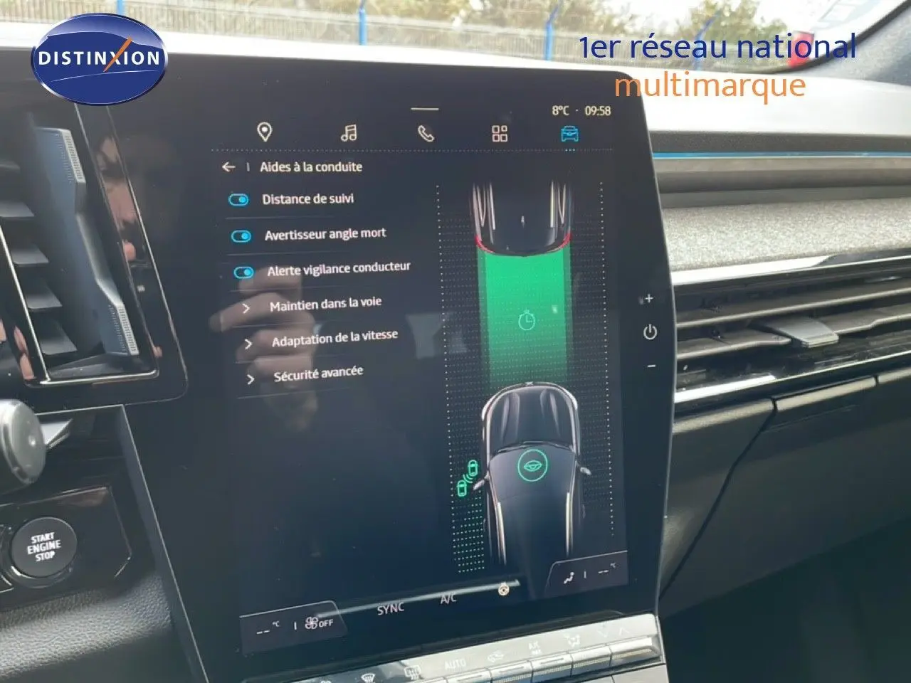 Écran tactile central du Renault Espace 2024 affichant les aides à la conduite, intérieur noir moderne.