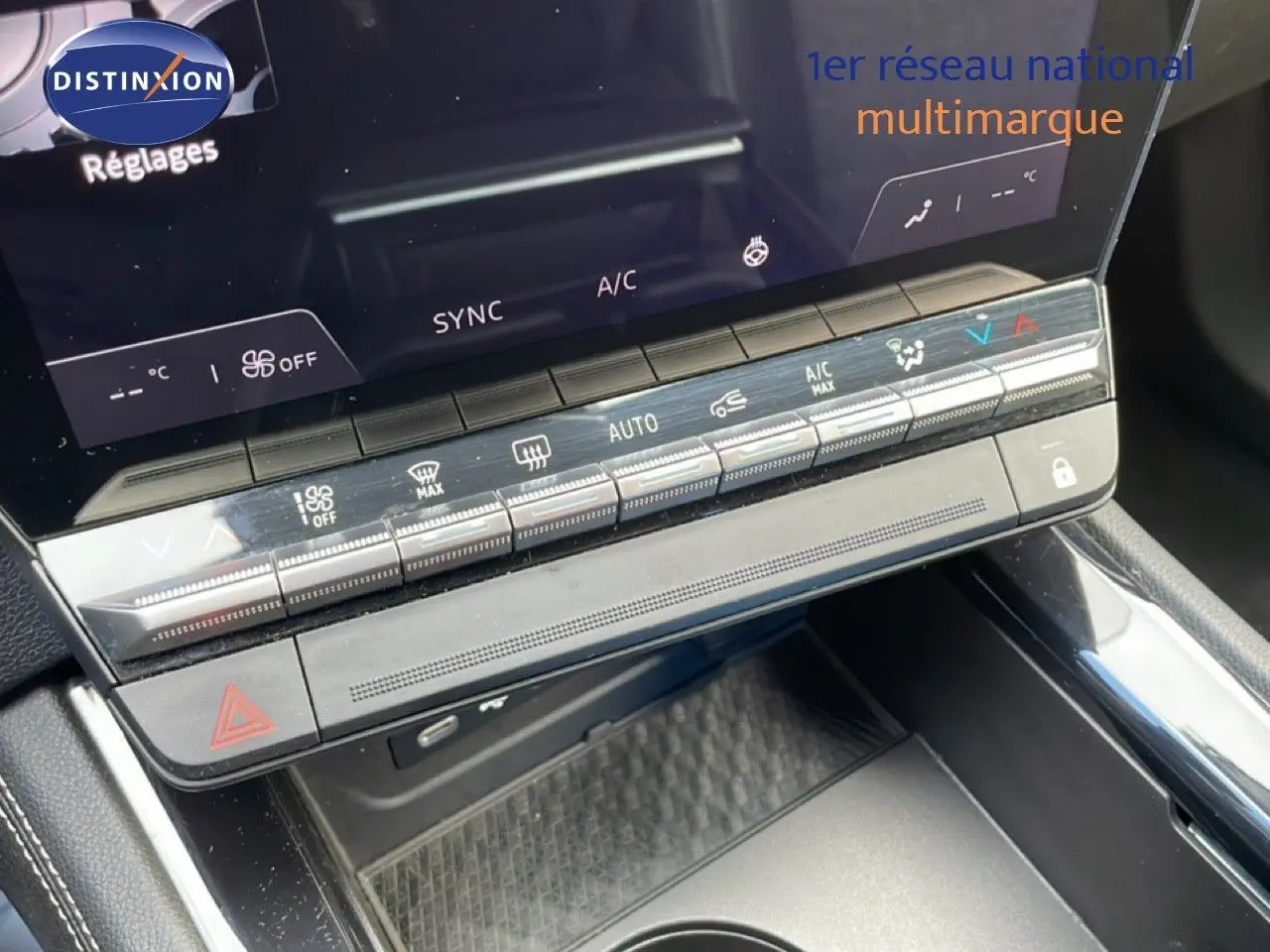 Vue rapprochée de la console centrale du Renault Espace 2024, mettant en valeur les commandes de climatisation et l'écran tactile.