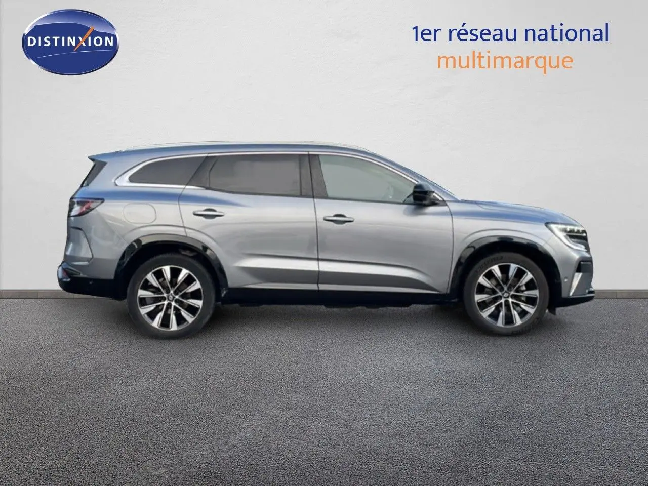 Profil latéral droit du Renault Espace gris schiste 2024, SUV hybride avec jantes alliage et lignes élégantes.