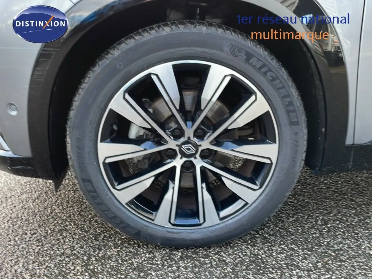 Gros plan sur la jante alliage bi-ton de la Renault Espace gris schiste métal, roue avant droite visible.