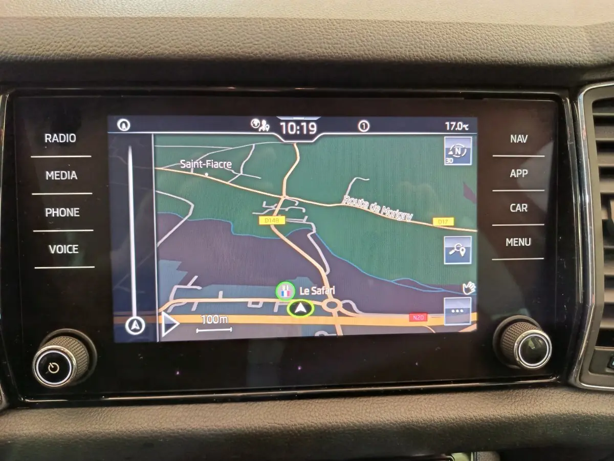 Écran tactile central du tableau de bord du Skoda Kodiaq noir, affichant la navigation GPS en vue 3D.