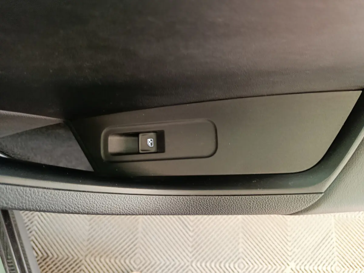 Bouton de commande de vitre sur la porte intérieure côté gauche d'un Skoda Kodiaq noir 2021 finition Ambition
