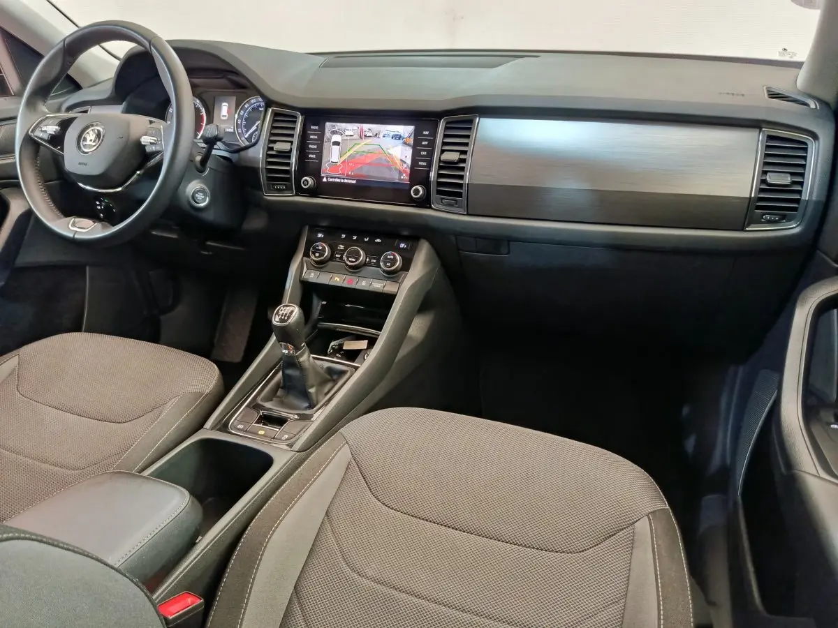 Intérieur du Skoda Kodiaq Ambition 2021, vue avant centrée sur tableau de bord et console avec boîte manuelle.