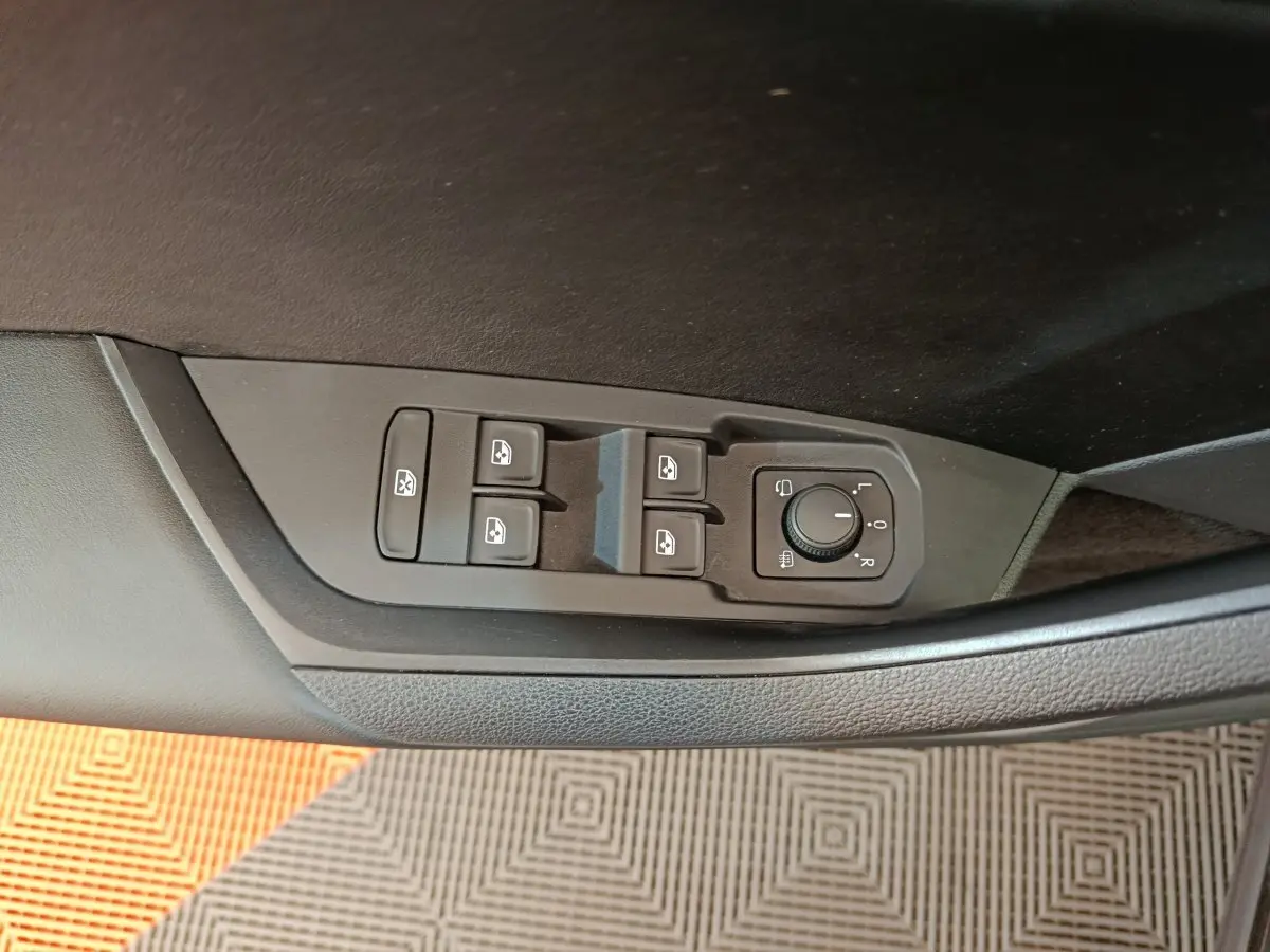 Gros plan sur les commandes des vitres et rétroviseurs côté conducteur du Skoda Kodiaq noir 2021 finition Ambition.