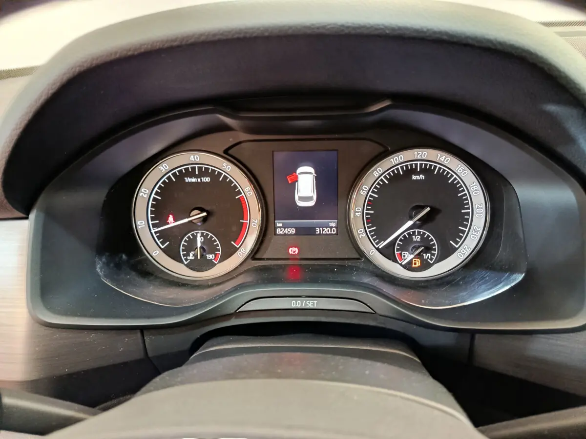 Gros plan sur le tableau de bord du Skoda Kodiaq noir, affichant compte-tours, vitesse et écran central numérique.