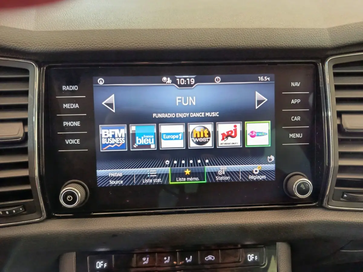 Écran tactile central du tableau de bord du Skoda Kodiaq noir 2021 affichant les stations radio numériques.