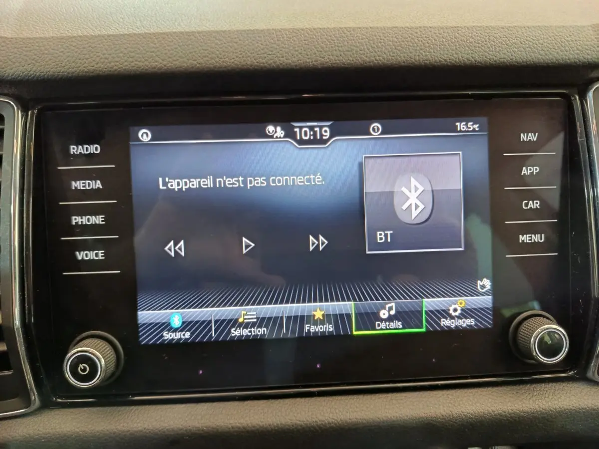 Écran tactile central du tableau de bord du Skoda Kodiaq noir, affichant la connexion Bluetooth inactive.
