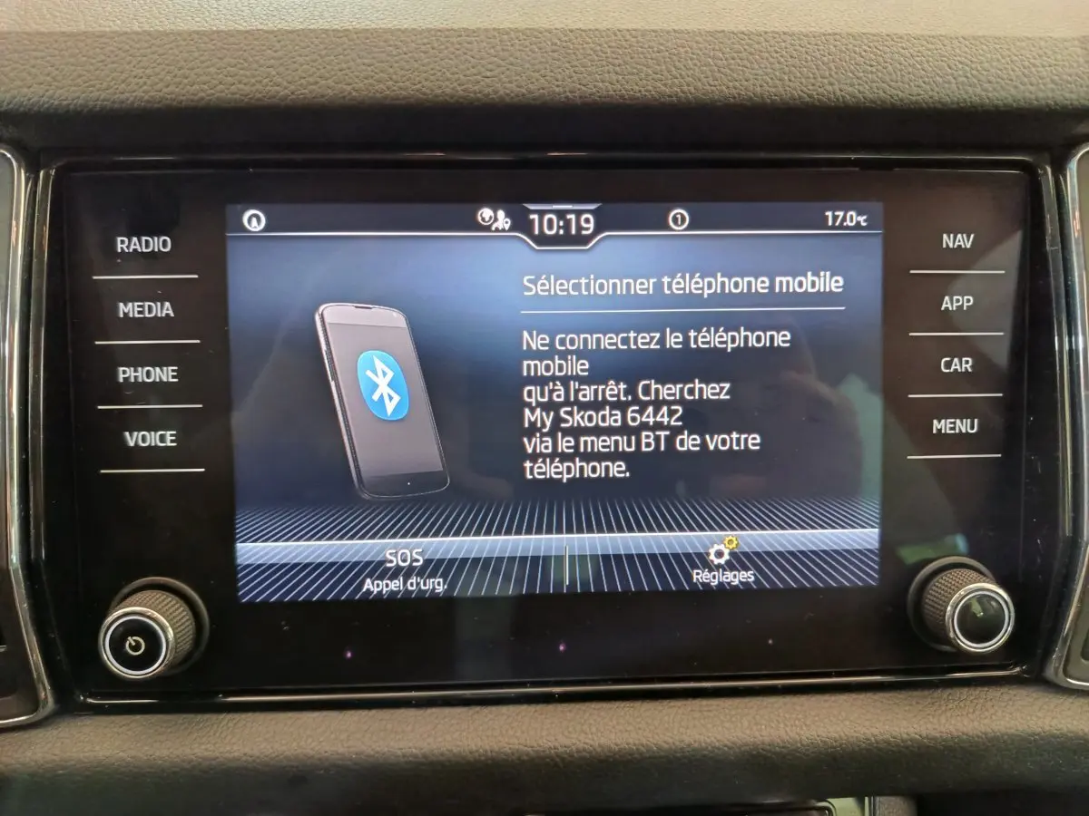 Écran tactile central du Skoda Kodiaq noir 2021 affichant la connexion Bluetooth pour téléphone mobile
