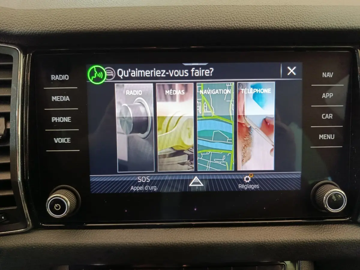 Écran tactile central du tableau de bord du Skoda Kodiaq noir 2021 affichant options radio, médias, navigation et téléphone