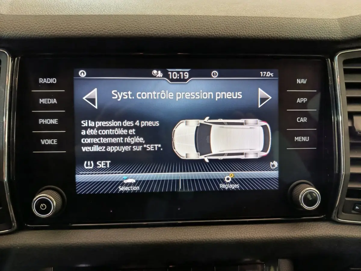 Écran tactile central du Skoda Kodiaq noir 2021 affichant le système de contrôle de pression des pneus.
