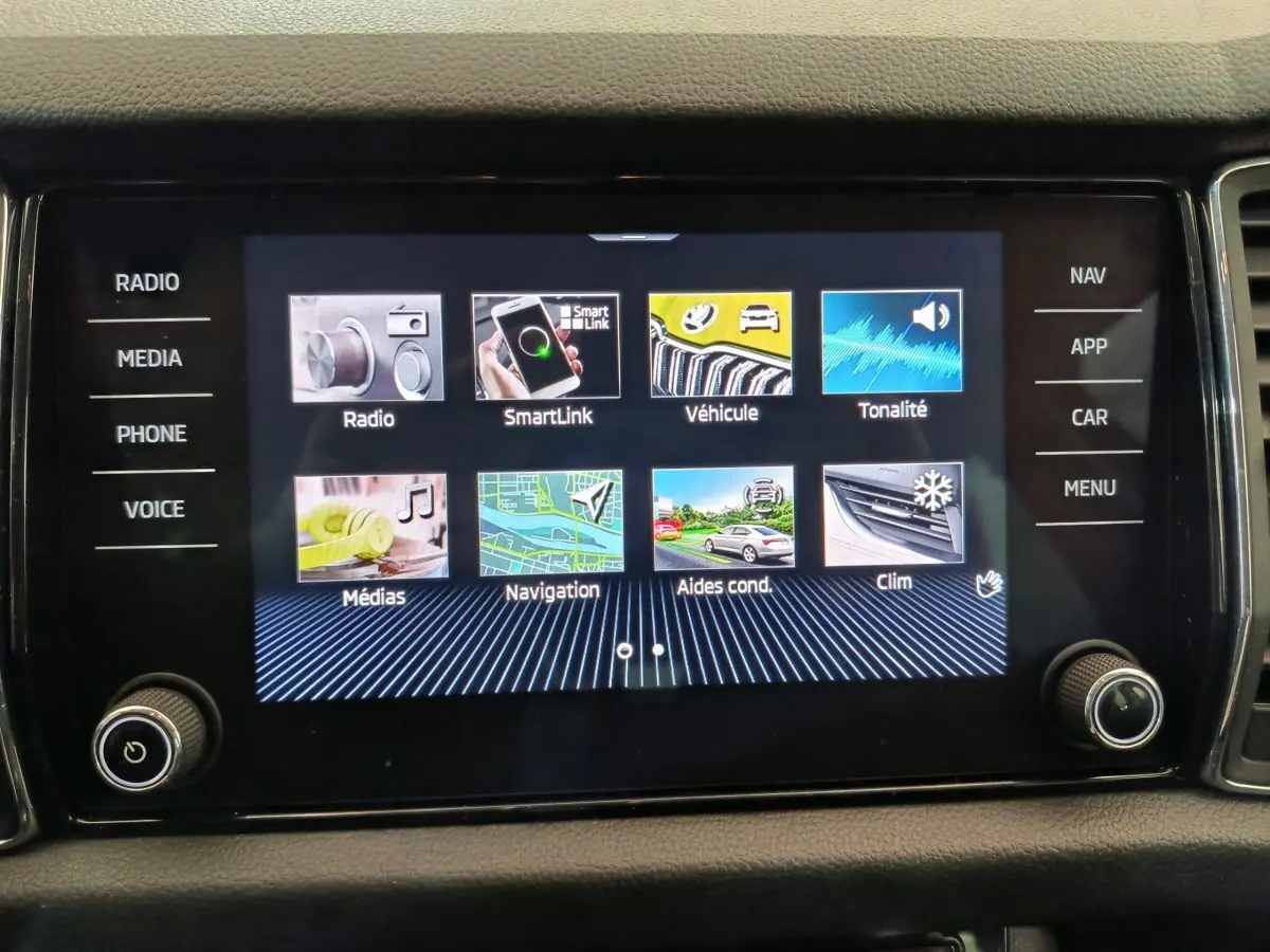 Écran tactile central du tableau de bord du Skoda Kodiaq noir, affichant le menu multimédia et navigation.
