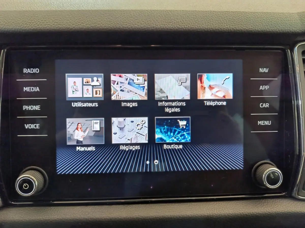 Écran tactile central du tableau de bord du Skoda Kodiaq noir, affichant le menu principal multimédia.