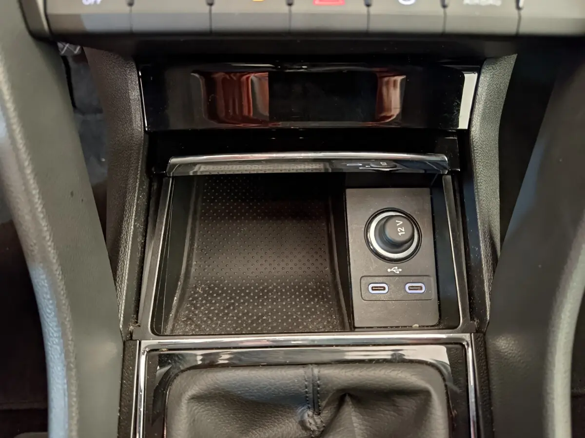 Gros plan sur la console centrale noire du Skoda Kodiaq 2021 avec prise 12V et ports USB visibles