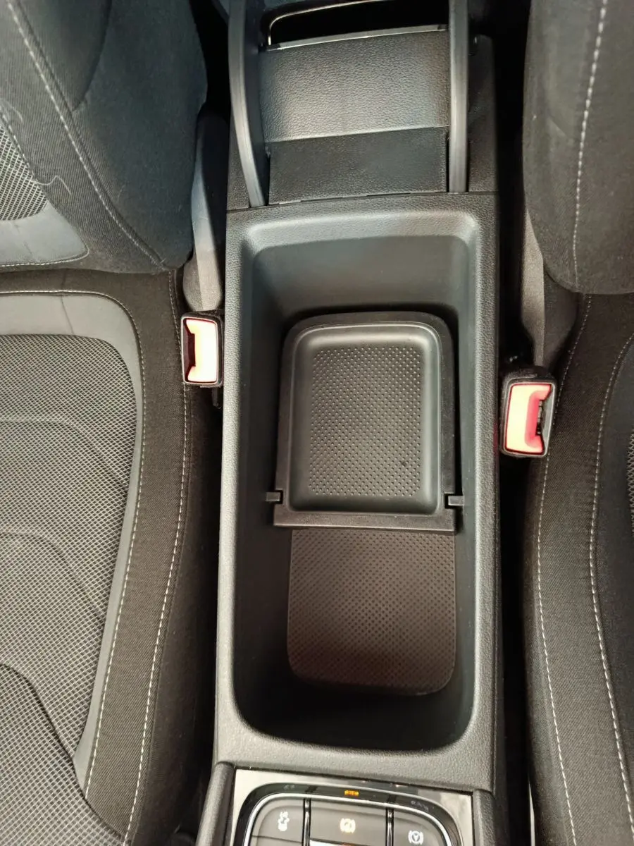 Vue plongeante sur le rangement central noir entre les sièges avant du Skoda Kodiaq 2021 finition Ambition.