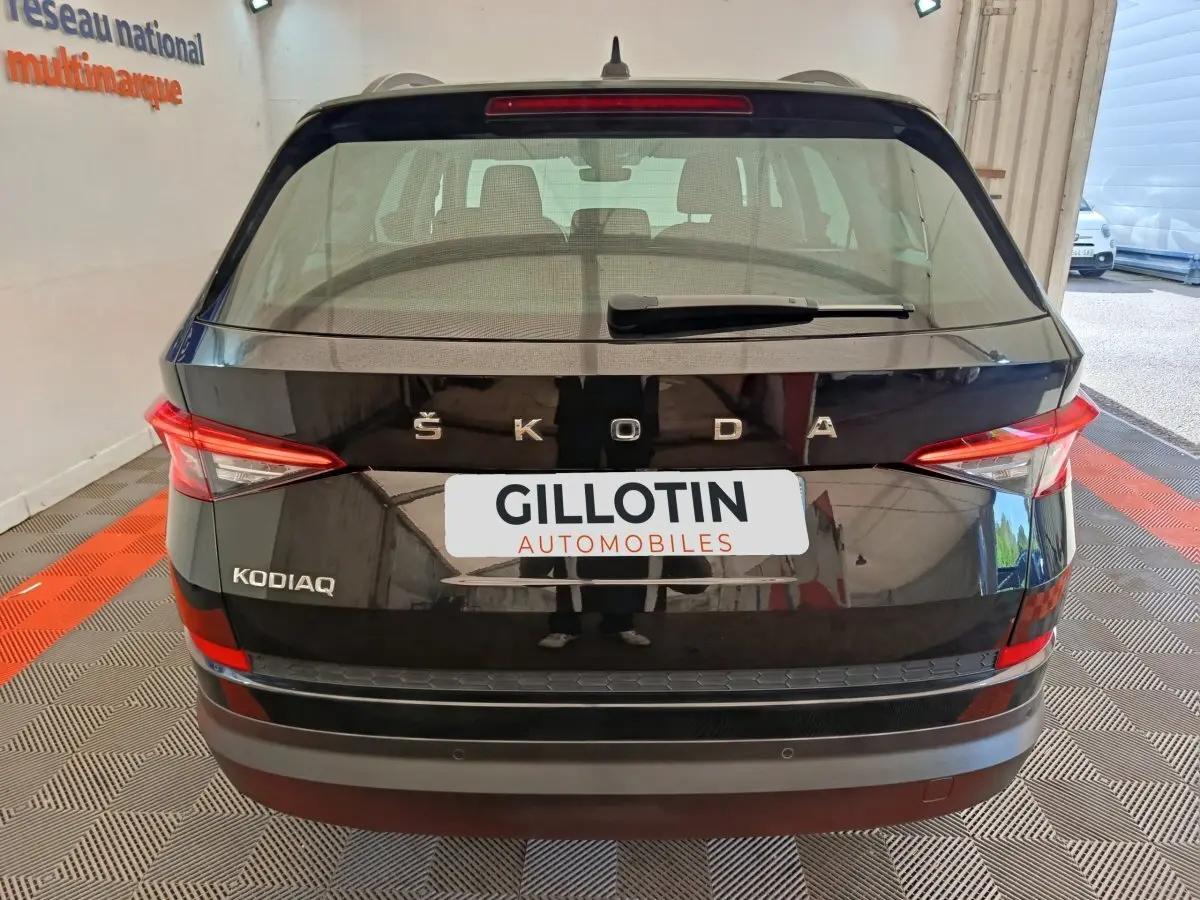Vue arrière d'un Skoda Kodiaq noir 2021 avec logo ŠKODA et feux arrière LED distinctifs visibles.