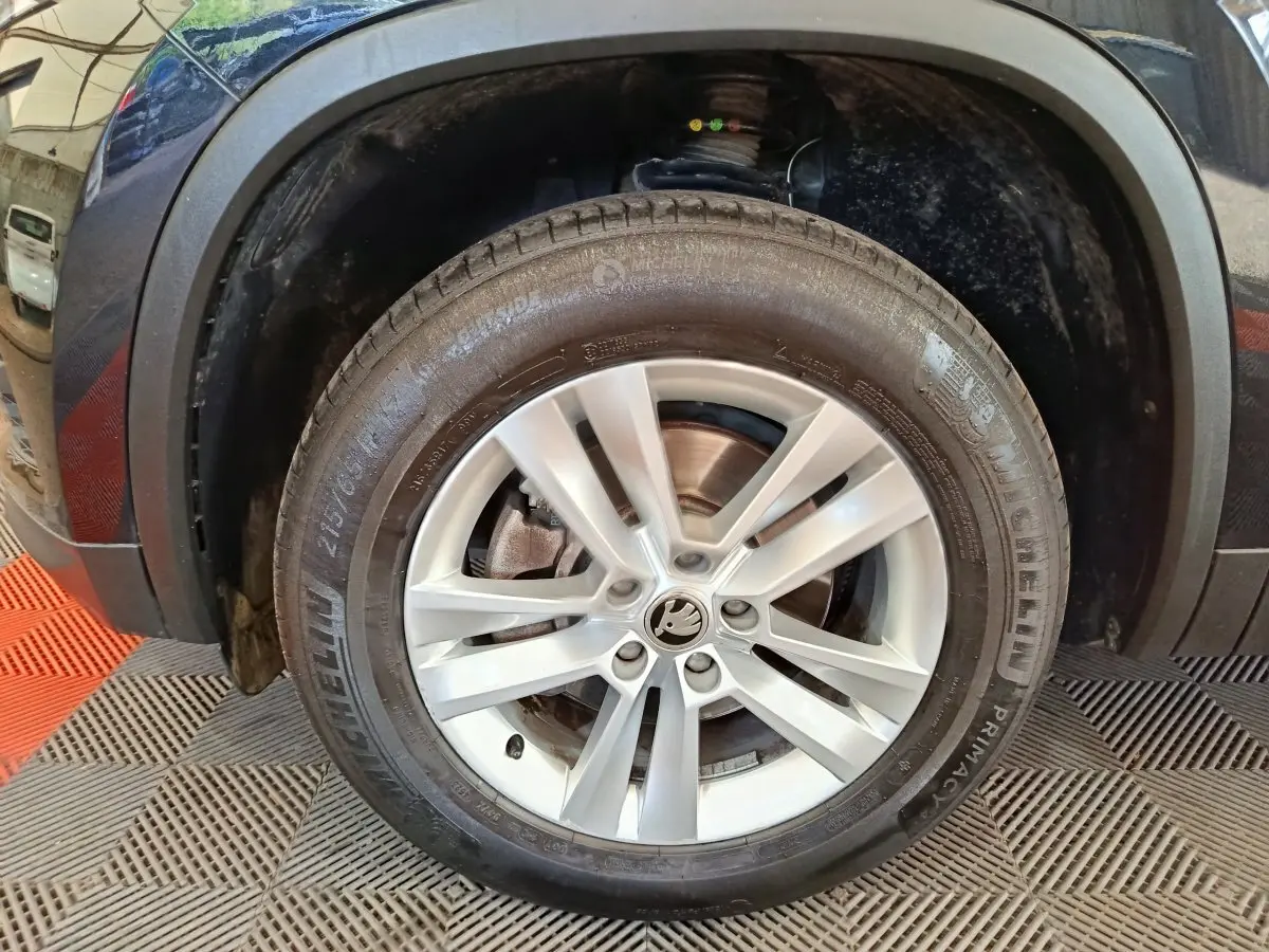 Gros plan sur la roue avant gauche du Skoda Kodiaq noir 2021 avec jante alliage et pneu Michelin.