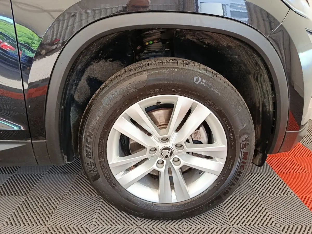 Gros plan sur la roue avant gauche du Skoda Kodiaq noir, mettant en valeur la jante alliage et le pneu Michelin.