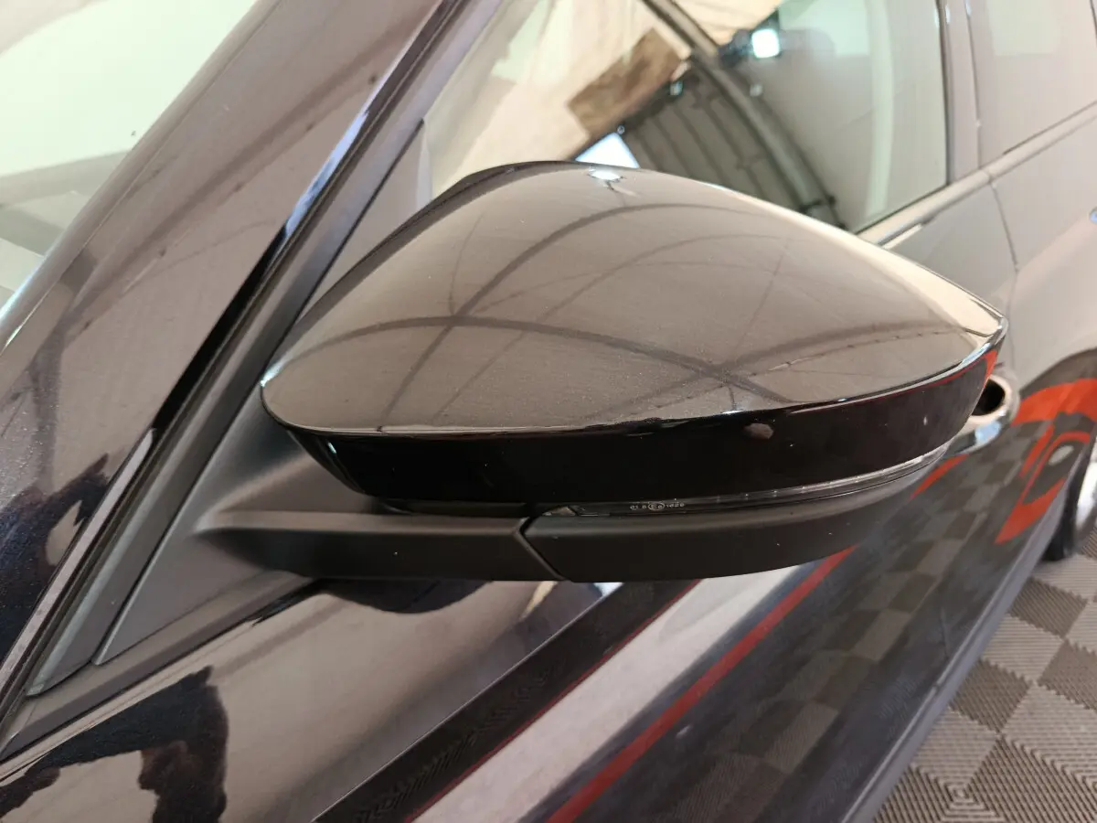 Rétroviseur côté conducteur noir brillant du Skoda Kodiaq 2021, finition Ambition, avec clignotant intégré.