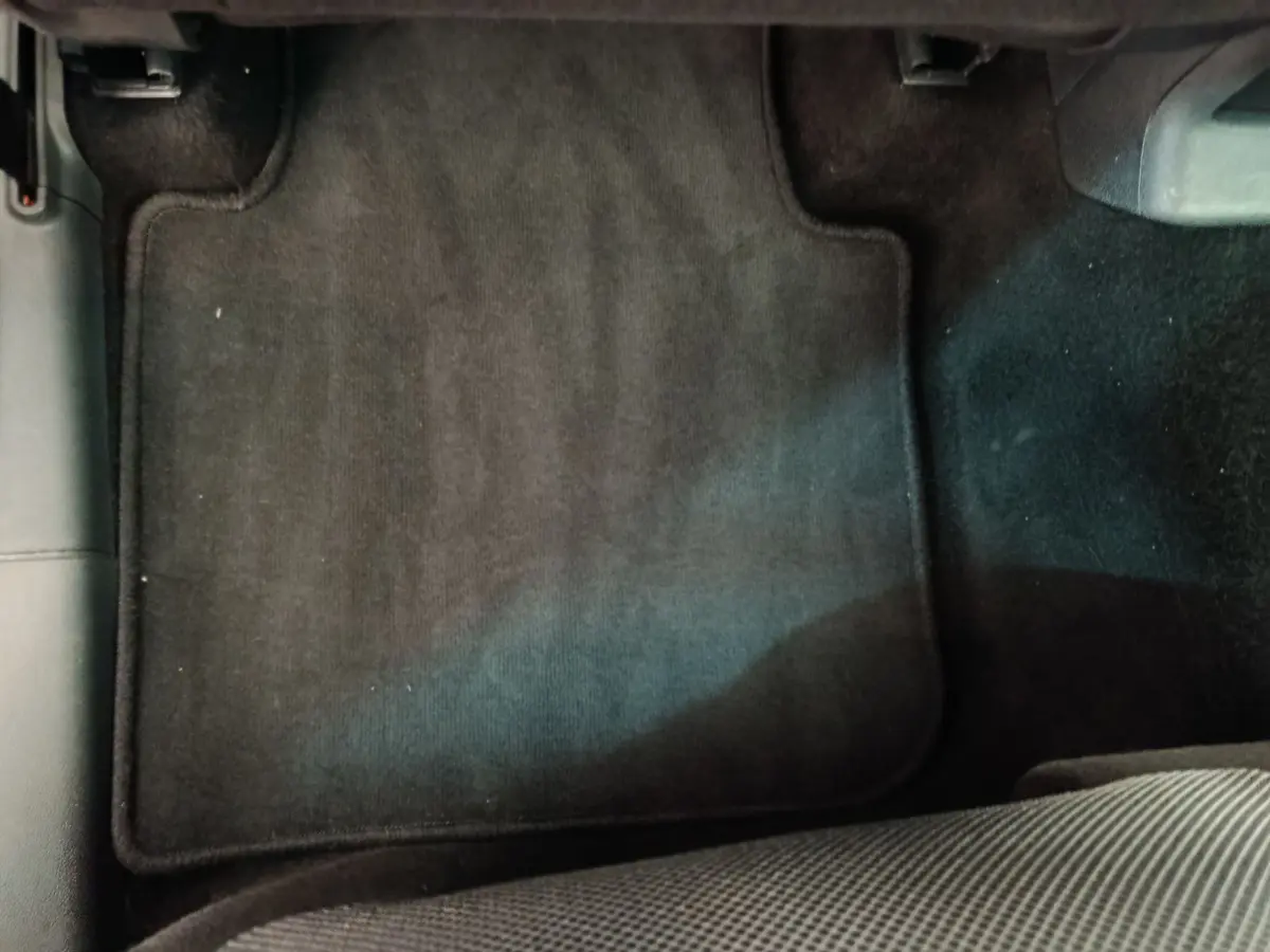 Tapis de sol noir côté passager avant du Skoda Kodiaq 1.5 TSI 150 ACT 7 places Ambition 2021.