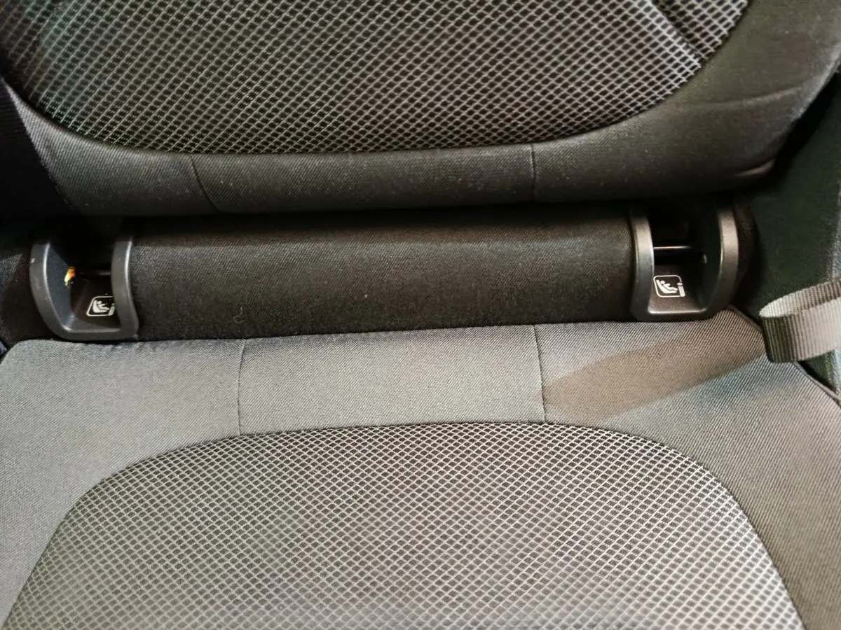 Détail des fixations Isofix sur siège arrière noir du Skoda Kodiaq 2021 version Ambition.