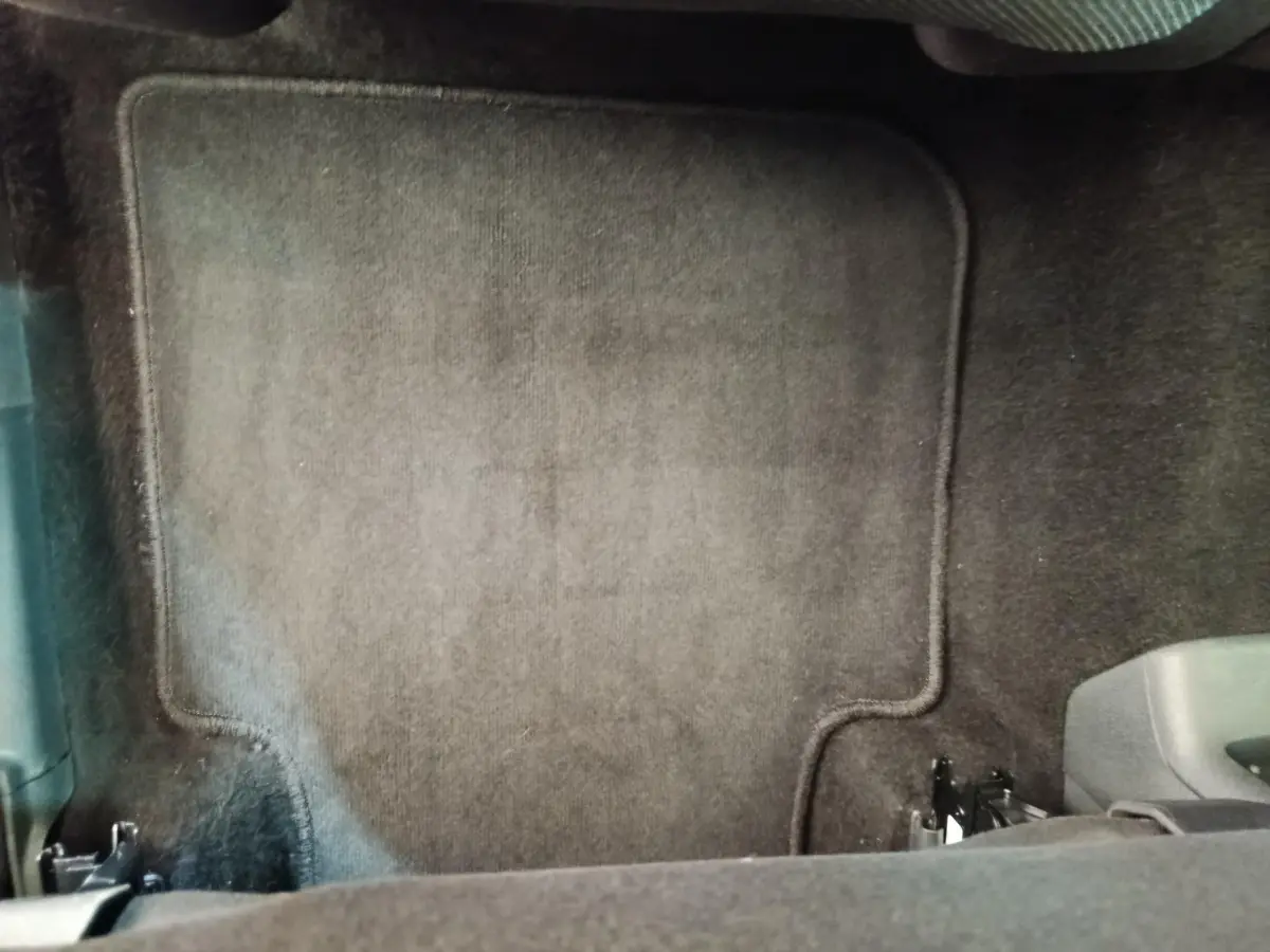 Tapis de sol noir côté passager avant du Skoda Kodiaq 1.5 TSI 150 ACT 7 places Ambition 2021.