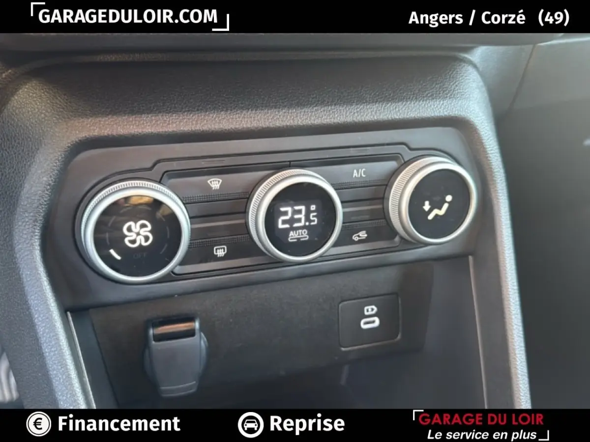 Détail de la console centrale avec commandes de climatisation numériques sur Dacia Sandero blanche Expression TCe 90 2025.