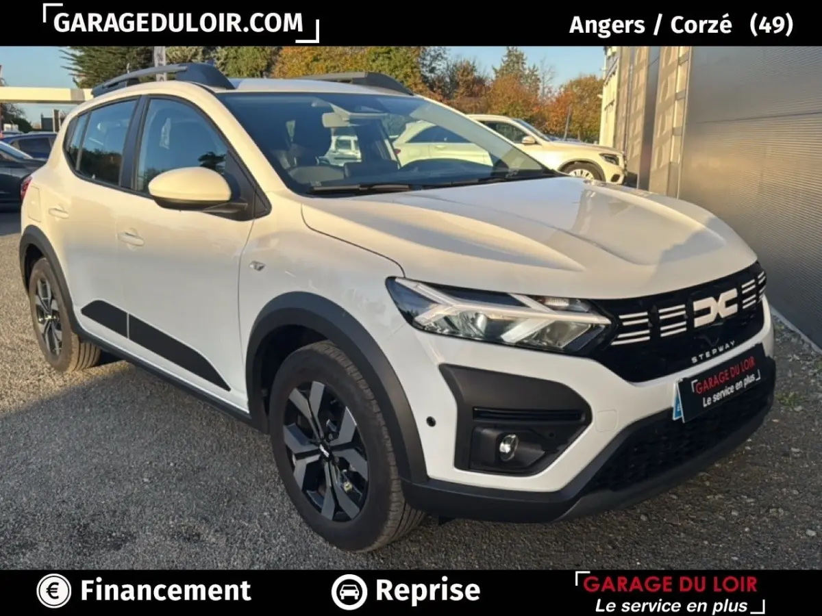 Vue 3/4 avant droite d'une Dacia Sandero Expression TCe 90 blanche de 2025 avec détails noirs contrastants et jantes noires.