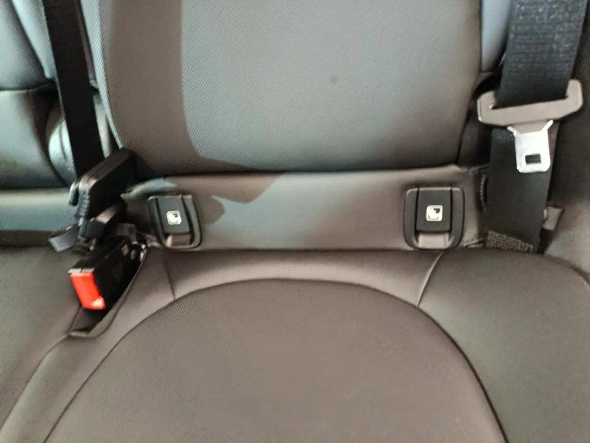 Gros plan sur la banquette arrière grise du MINI Countryman Cooper SE avec ceintures de sécurité et fixations Isofix visibles.