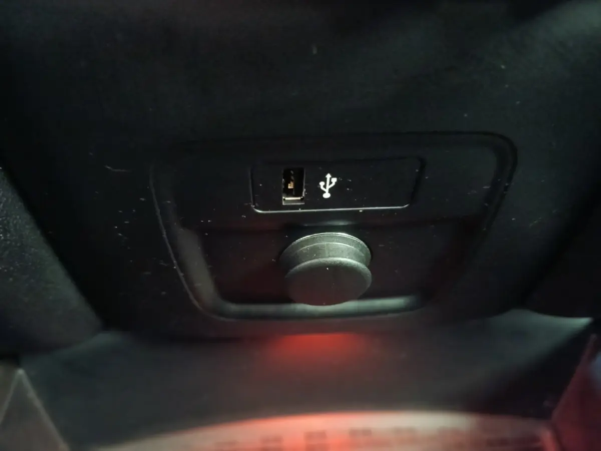 Gros plan sur la prise USB et prise 12V noire dans l’habitacle du MINI Countryman Cooper SE 2023.