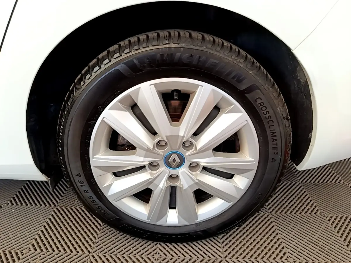 Gros plan sur la roue avant droite d'une Renault Mégane Business E-Tech blanche, jante alliage et pneu Michelin CrossClimate 3.