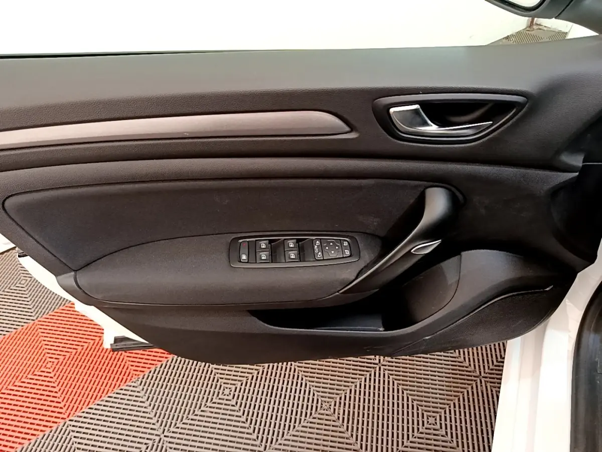 Intérieur côté conducteur de Renault Mégane Business E-Tech hybride blanc, porte avec commandes vitres et verrouillage.