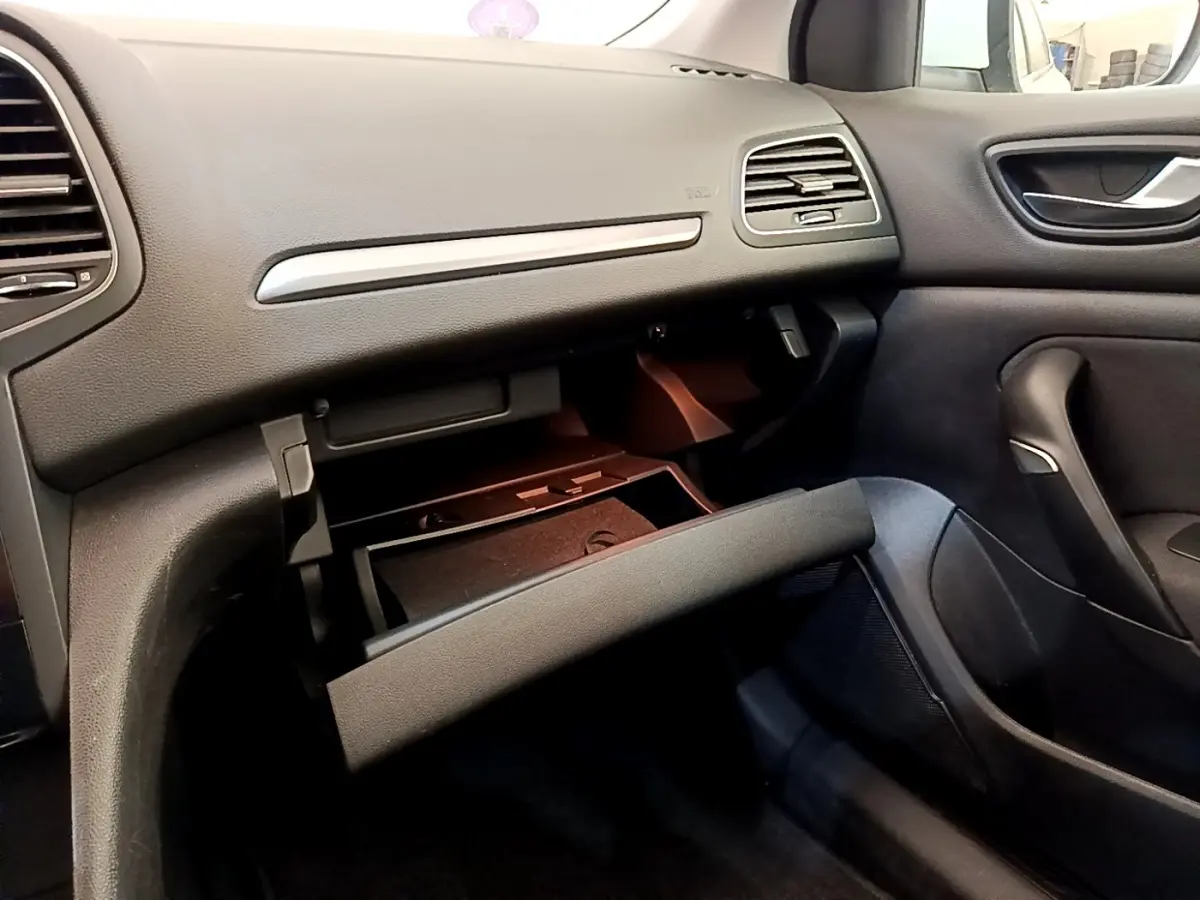 Intérieur de la Renault Mégane Business E-Tech hybride 2022, vue côté passager avec boîte à gants ouverte.