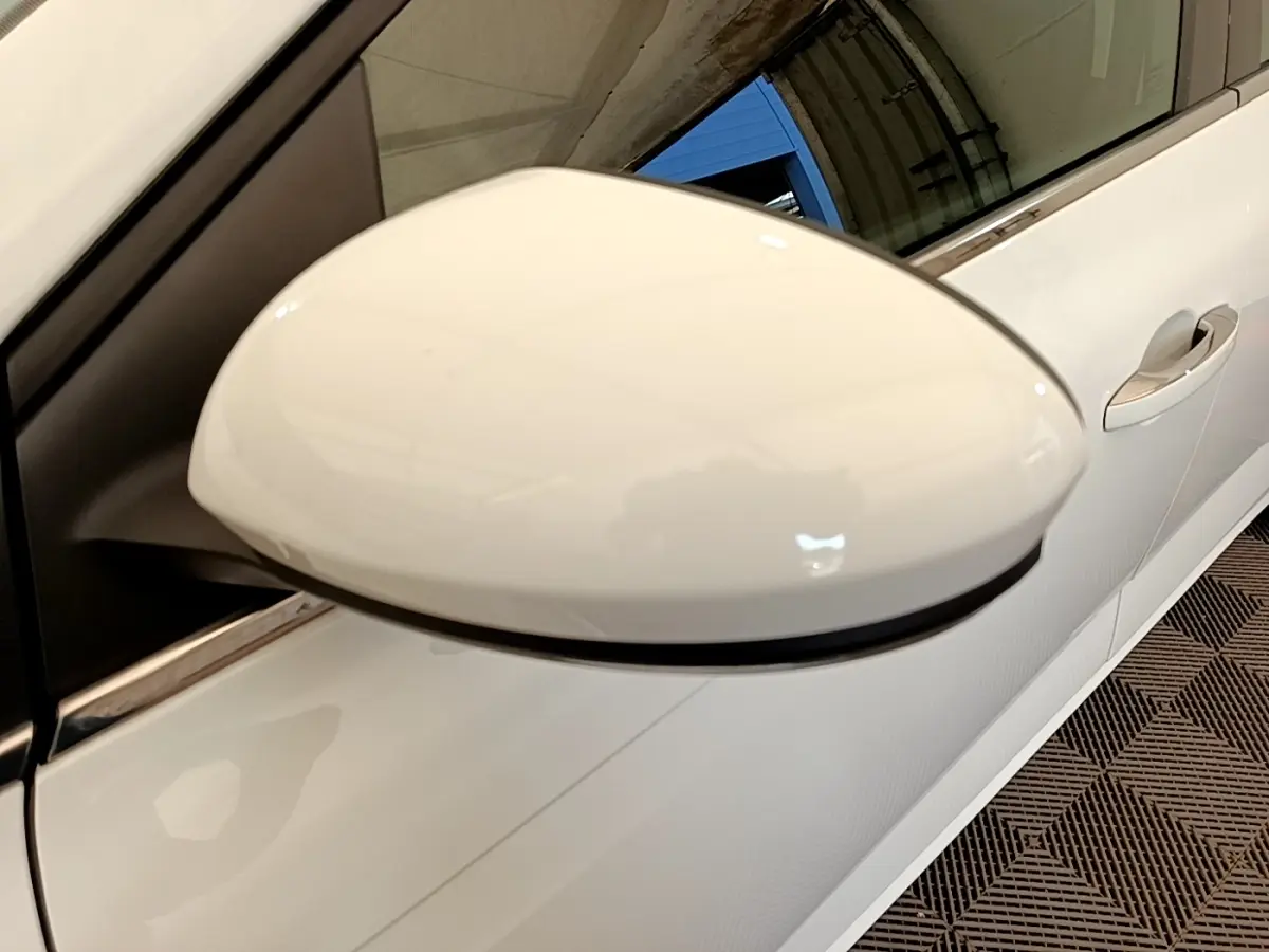 Rétroviseur blanc côté gauche en gros plan sur Renault Mégane Business E-Tech hybride rechargeable 2022.