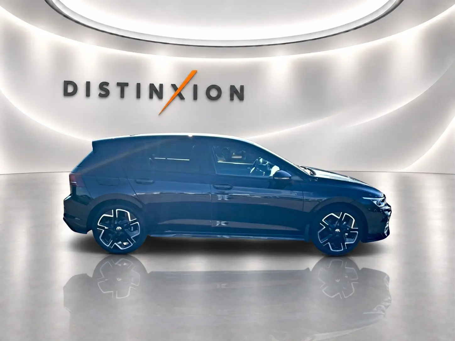 Vue de profil côté gauche d'une Volkswagen Golf noire 2026 avec jantes noires et lettrage Distinxion en arrière-plan.