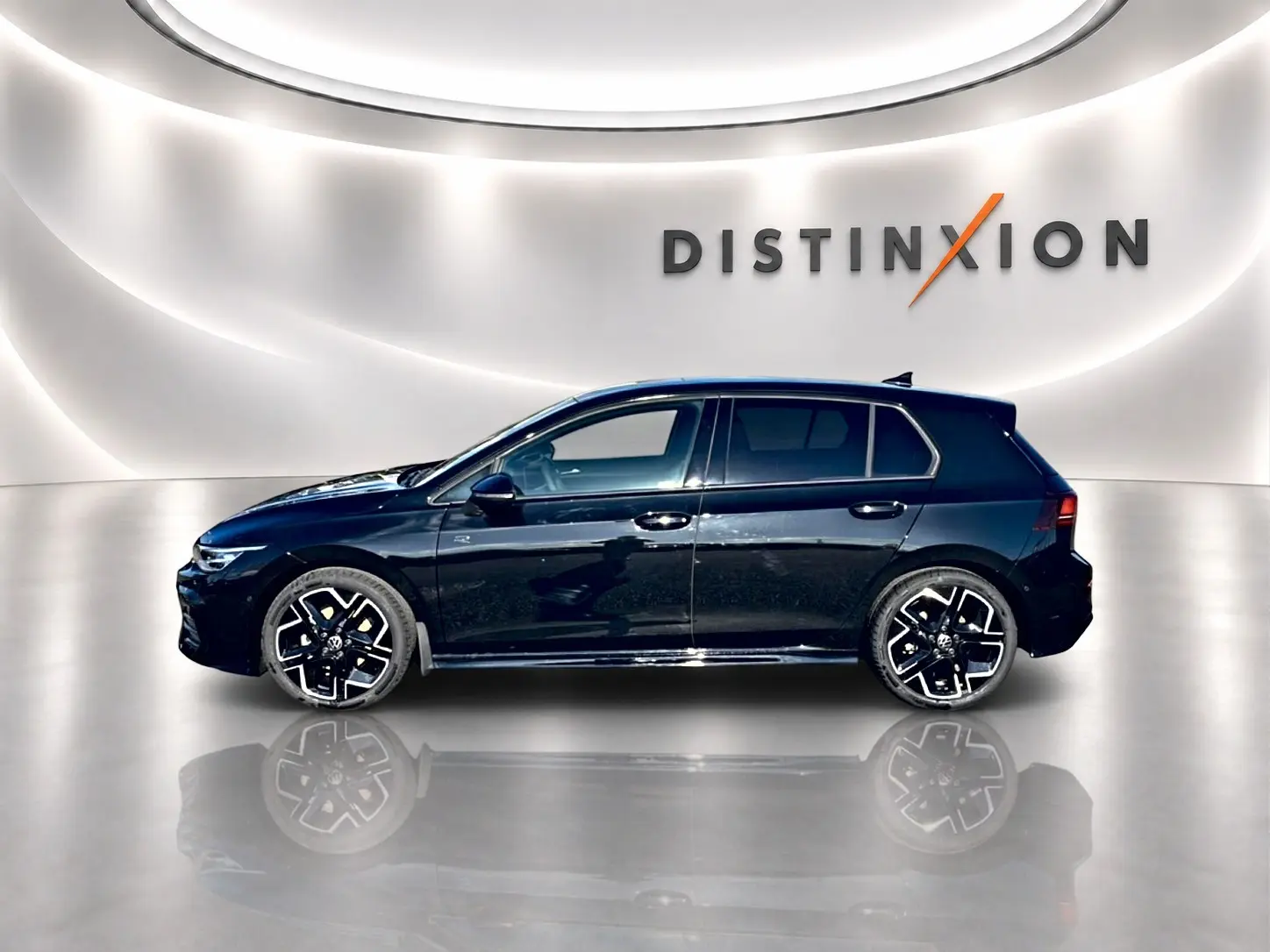 Volkswagen Golf 1.5 ETSI Evo2 150 R-Line noir vue de profil côté gauche en studio avec jantes noires et chrome.