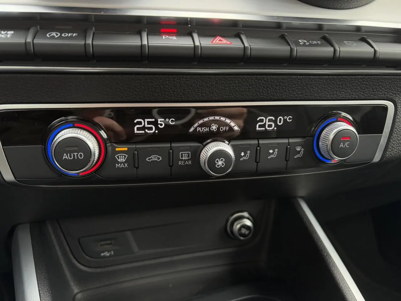 Gros plan sur la commande de climatisation automatique bi-zone de l'Audi Q2 30 TFSI S-Line blanche de 2024.