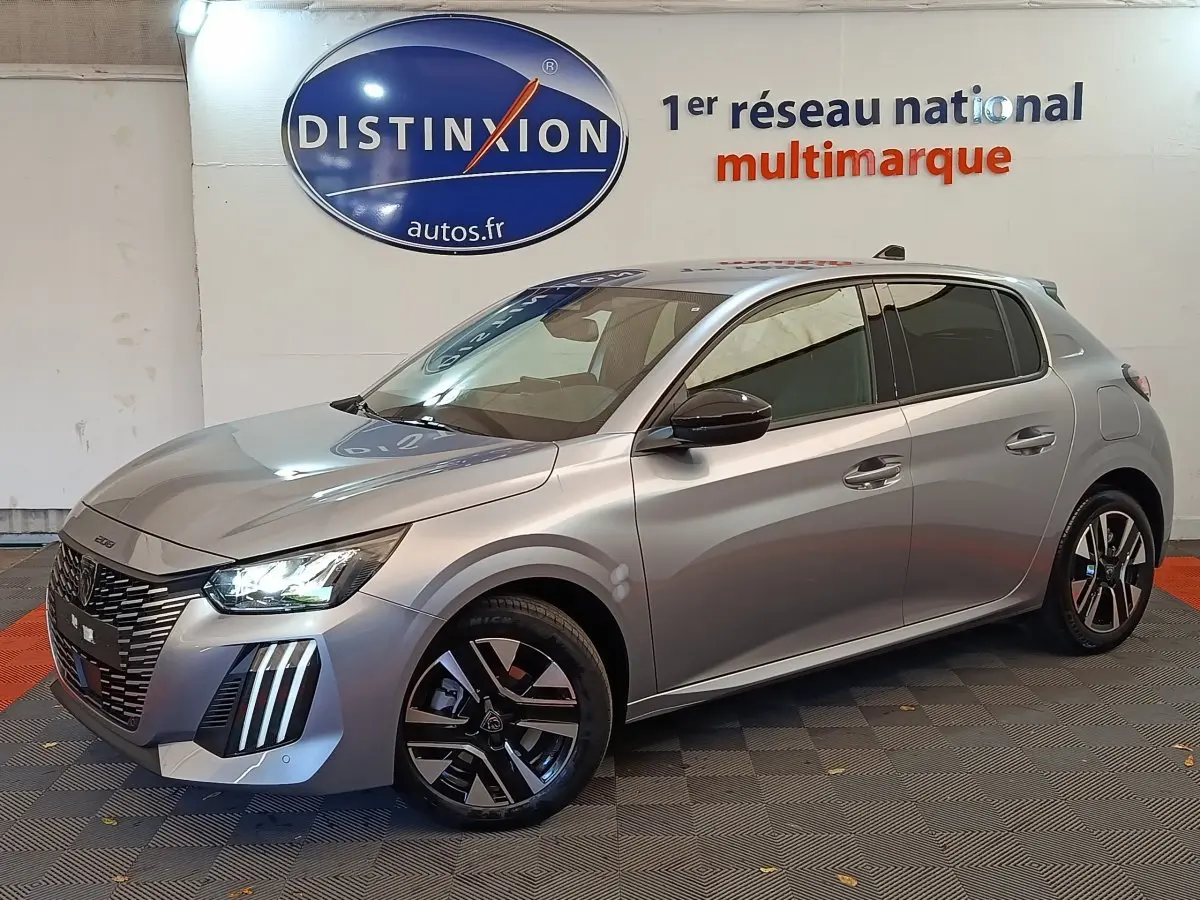 Peugeot 208 PureTech 100 S&S Allure gris clair vue 3/4 avant droit avec phares LED et jantes alliage noires.