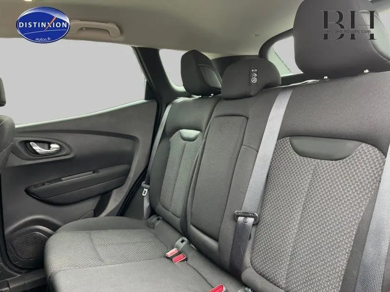 Vue intérieure de la banquette arrière en tissu carbone foncé du Renault Kadjar 2018, avec ceintures et appuie-têtes visibles.