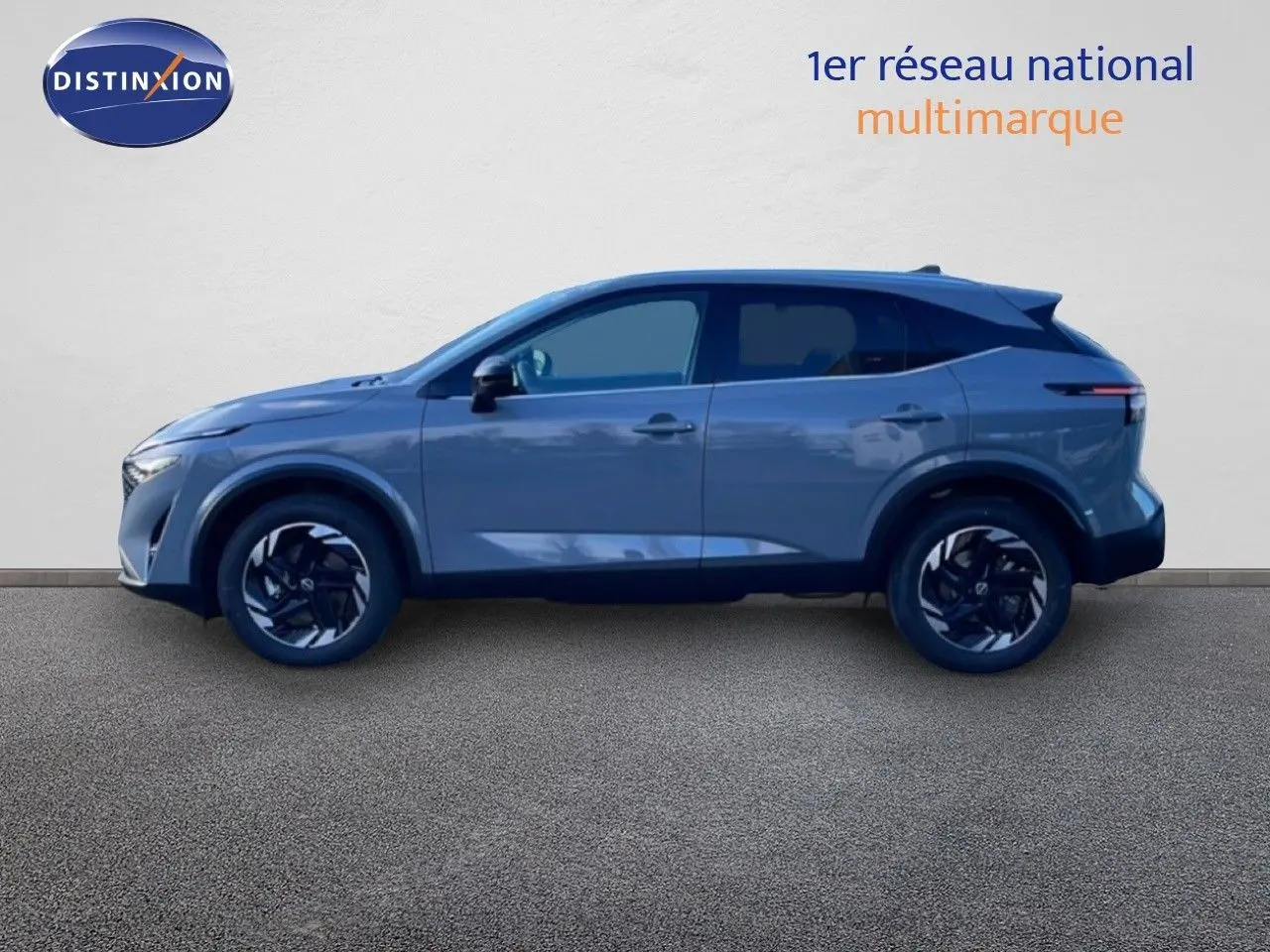Profil latéral droit du Nissan Qashqai 1.5 E-POWER 205CH N-CONNECTA gris argile métal avec jantes noires bicolores.