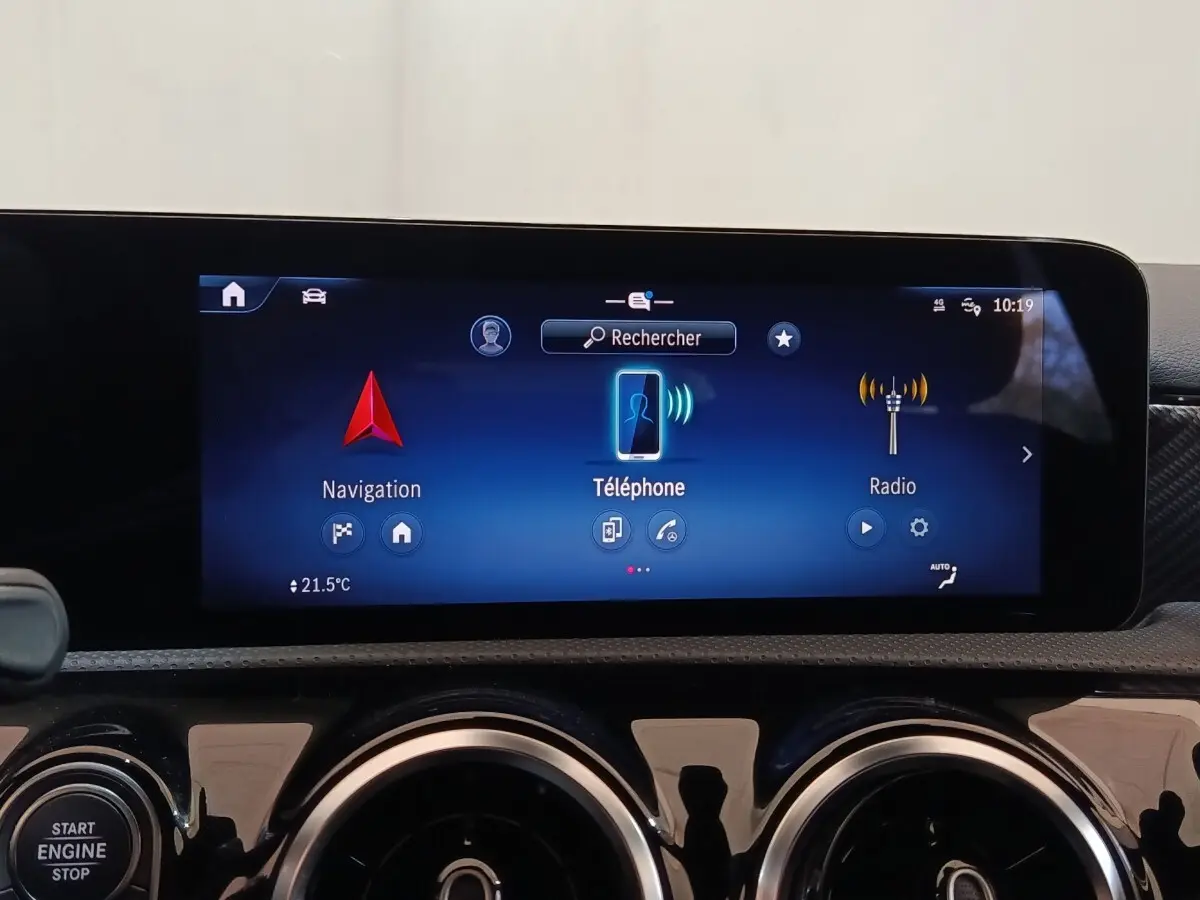 Écran tactile central 10,25 pouces de la Mercedes Classe A 250 e Business Line 2023 avec commandes de navigation et téléphone.