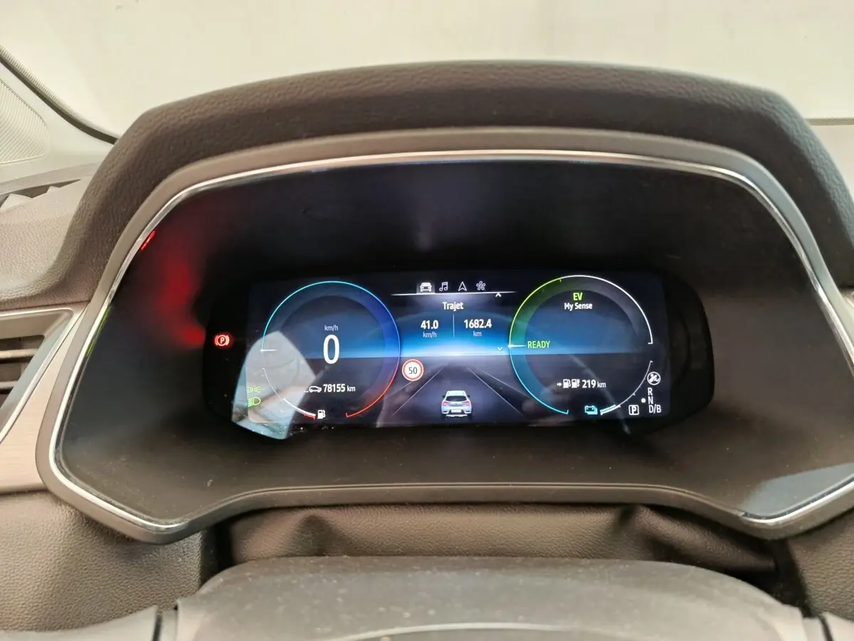 Vue rapprochée du combiné d'instruments numérique du Renault Captur Intens E-TECH, affichage multifonctions actif.