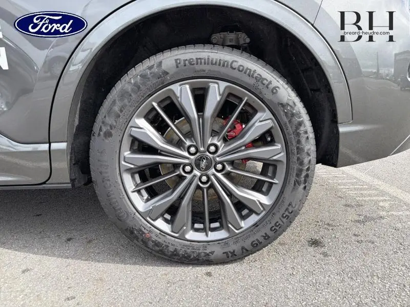 Gros plan sur la roue avant droite du Ford Kuga gris Magnetic, avec jante alu et étrier de frein rouge visible.