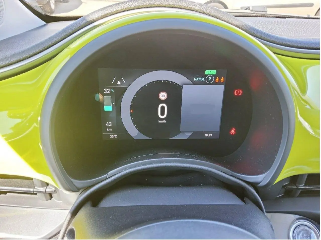 Vue rapprochée du tableau de bord numérique de la Fiat 500 électrique 2024 avec contour jaune Acid et affichage digital.