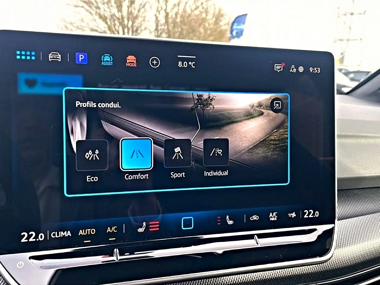 Écran tactile du tableau de bord de la Volkswagen Golf 2026 affichant les profils de conduite, intérieur gris.