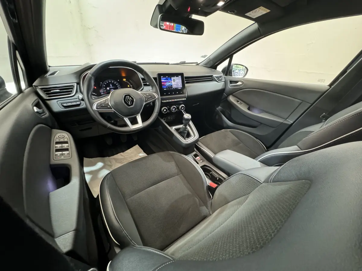 Intérieur Renault Clio Intens TCe 100 2020 vu côté conducteur, tableau de bord avec écran tactile et volant cuir noir.