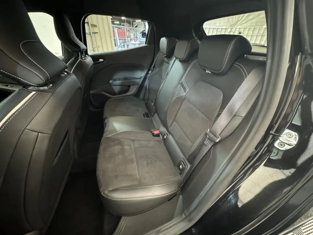 Vue intérieure côté droit des sièges arrière noirs en cuir et alcantara de la Renault Clio Intens TCe 100 2020.