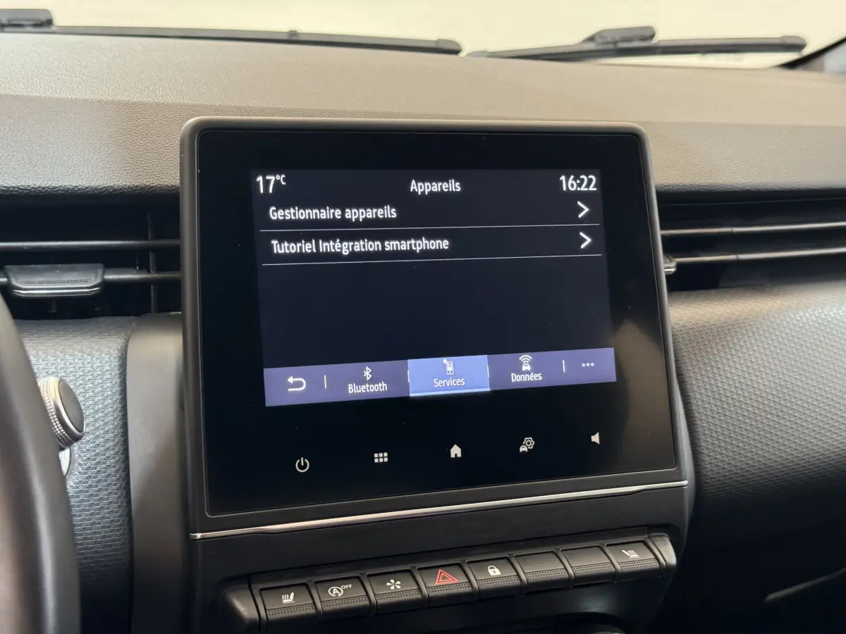 Écran tactile central affichant le menu smartphone dans l'habitacle d'une Renault Clio Intens TCe 100 noire de 2020.