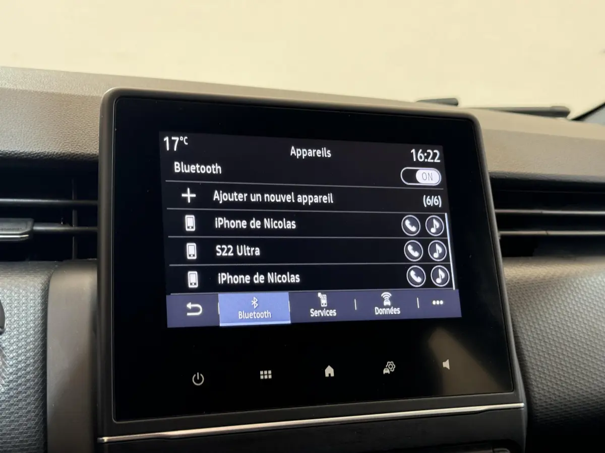 Écran tactile central de la Renault Clio Intens noir 2020 affichant la liste des appareils Bluetooth connectés.