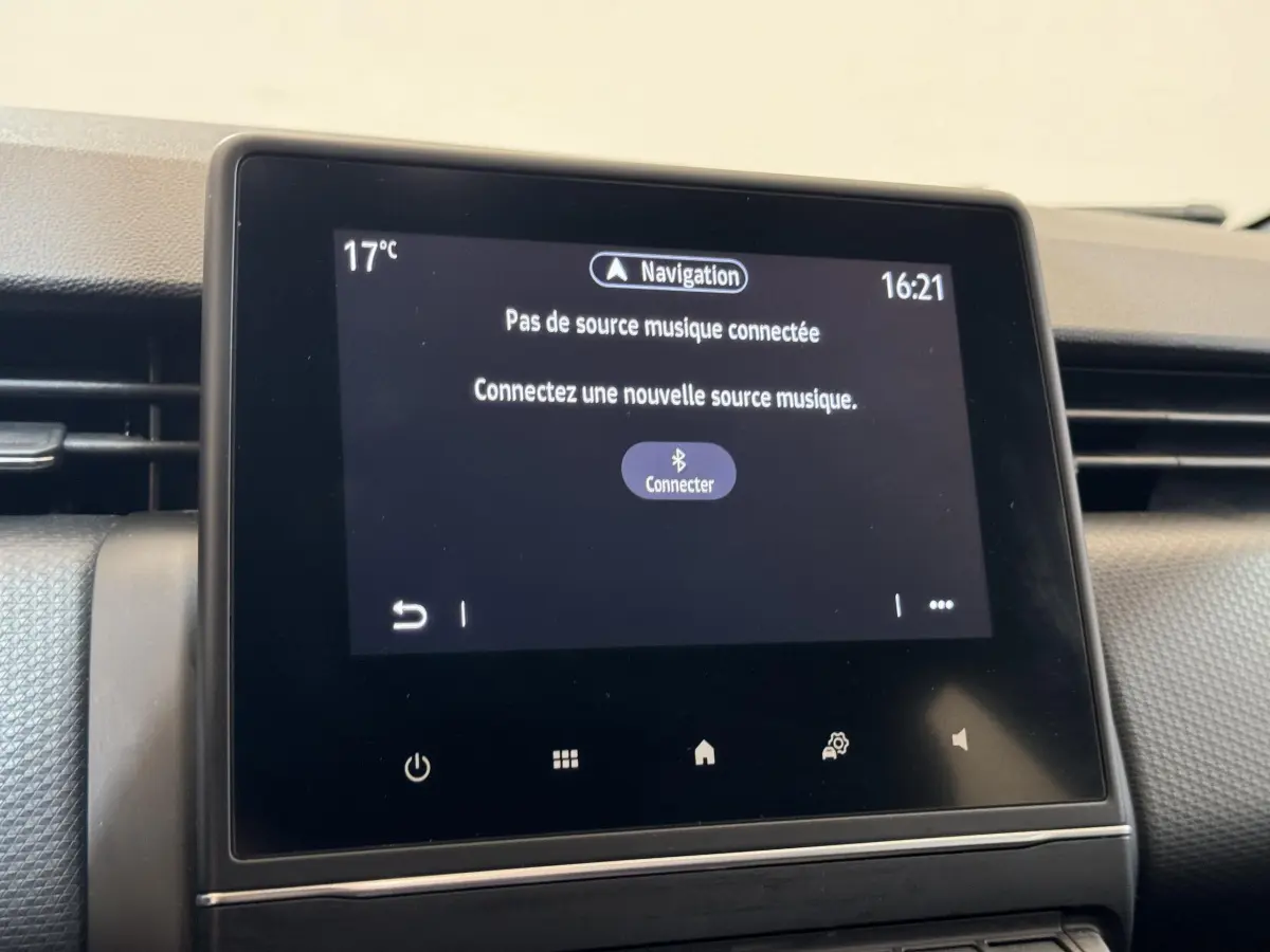 Écran tactile central de la Renault Clio Intens noir 2020 affichant la connexion Bluetooth et la température extérieure 17°C