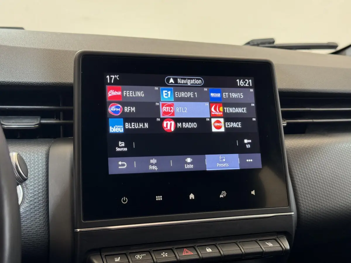 Écran tactile central affichant les stations radio, tableau de bord noir intérieur Renault Clio Intens TCe 100 2020